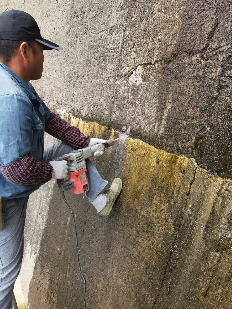 地下室建筑面澆完之后漏水怎么修？